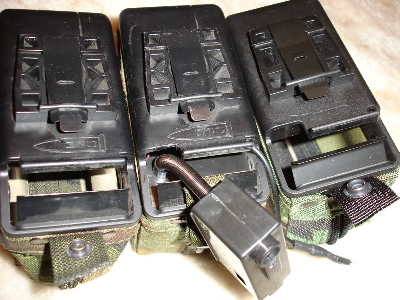 Слева реальный боевой короб для пулемета, по центру — старйкбольный MAG внутри корпуса реального, а справа непеределанный страйкбольный MAG