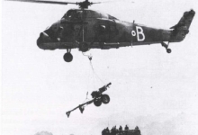 Вертолет Westland Wesseks доставляет 105мм гаубицу на позицию. Радфан