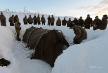 Инструкторы объясняют как парвильно ставить лагерь в условиях холодной зимы