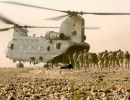 погрузка британских солдат в вертолет Chinook (Афганистан)