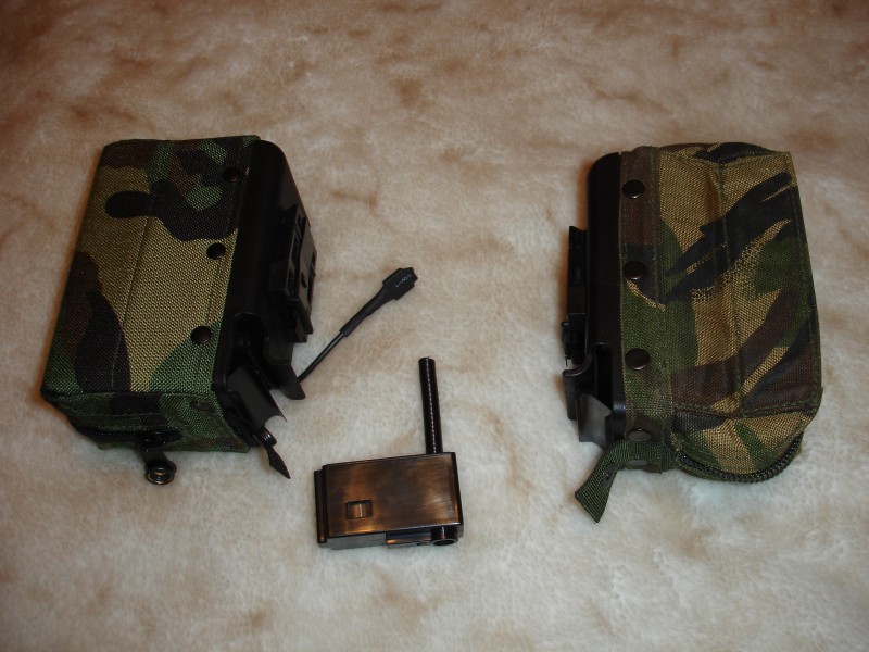 Страйкбольный короб для пулемета MAG (слева) и реальный боевой короб (справа) Страйкбольный короб для пулемета MAG (слева) и реальный боевой короб (справа)