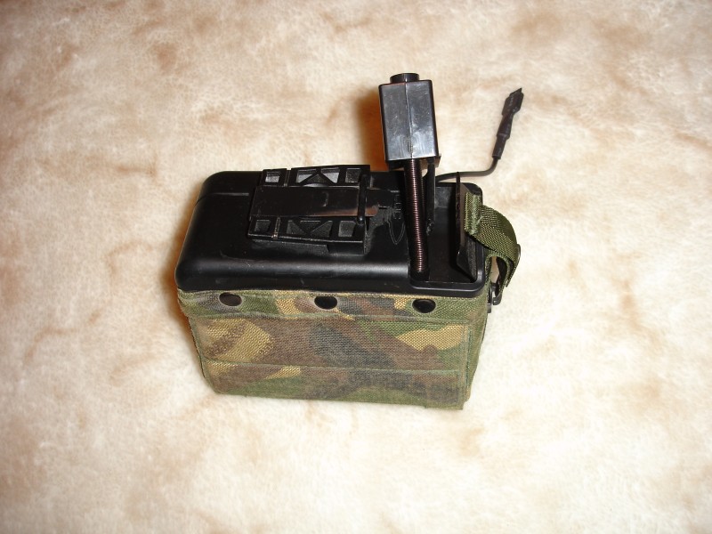 Внутренности страйкбольного короба для пулемета MAG в чехле DPM от реального боевого короба Внутренности страйкбольного короба для пулемета MAG в чехле DPM от реального боевого короба