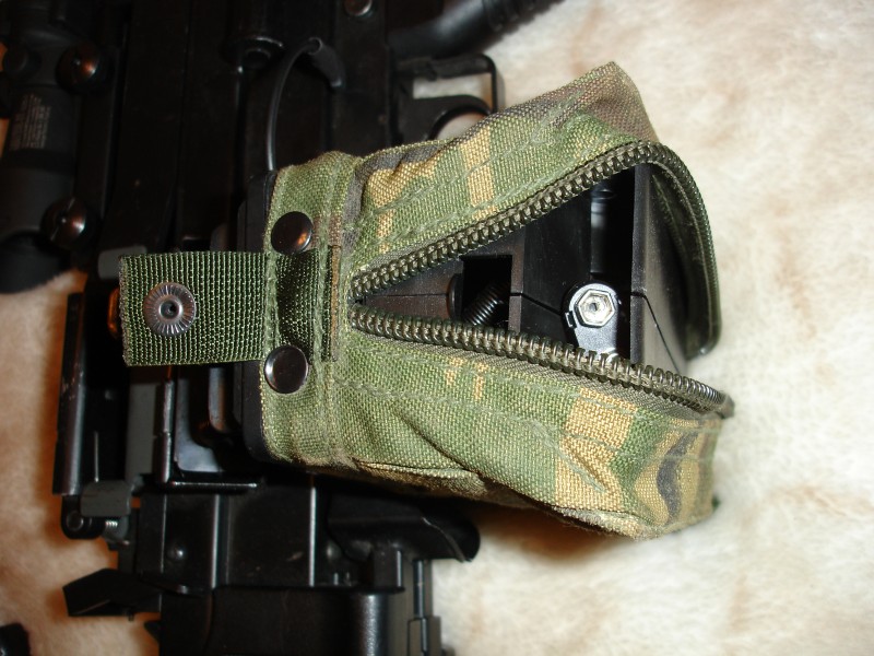 Внутренности переделанного магазина для пулемета. Виден отсек для засыпания шаров и место под батарейку Внутренности переделанного магазина для пулемета. Виден отсек для засыпания шаров и место под батарейку