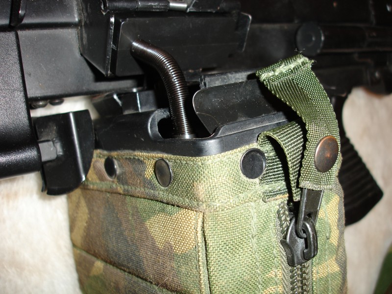 Стропа с кнопкой для фиксации молнии на коробе Стропа с кнопкой для фиксации молнии на коробе