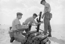 Бойцы 45 Commando ведут огонь из миномета (район Литтл Аден, январь 1965)