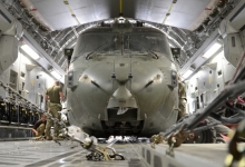 Вертолет "Мерлин" в транспортном отсеке C-17